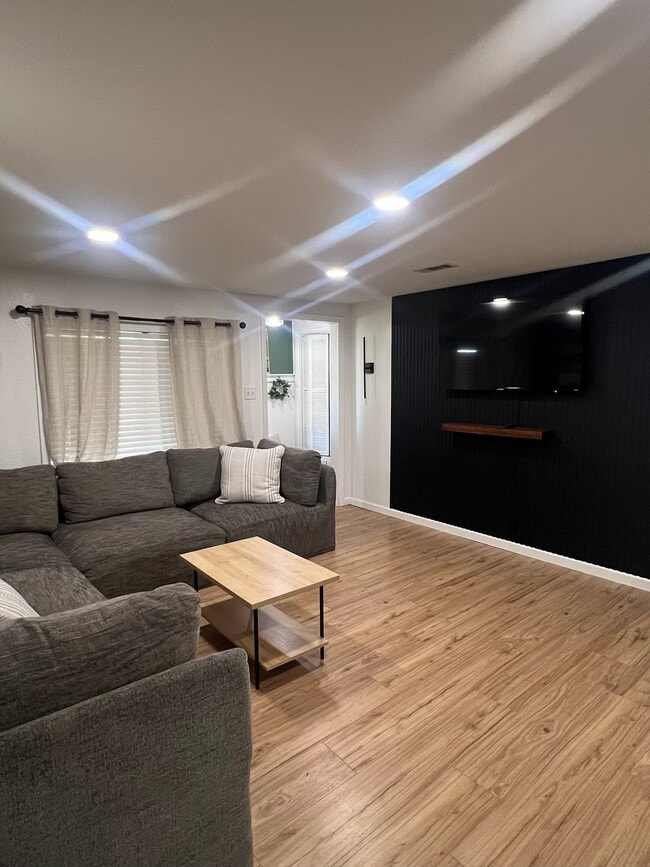 Building Photo - 1156 McKinley Ave