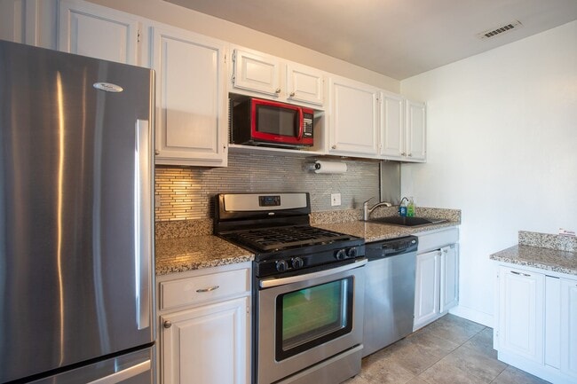 Building Photo - Lovely Studio Unit with 1 BA Condo in Wood...