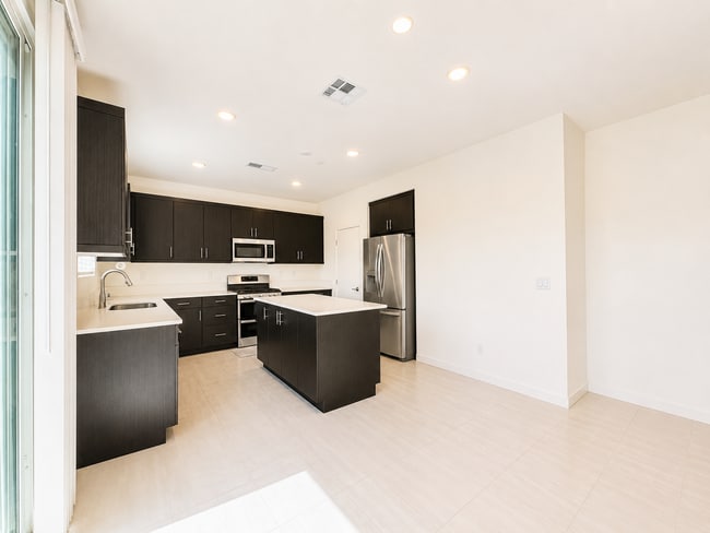 Building Photo - Beautiful and almost Brand New 3 Bedroom House in Citro, Fallbrook for Rent