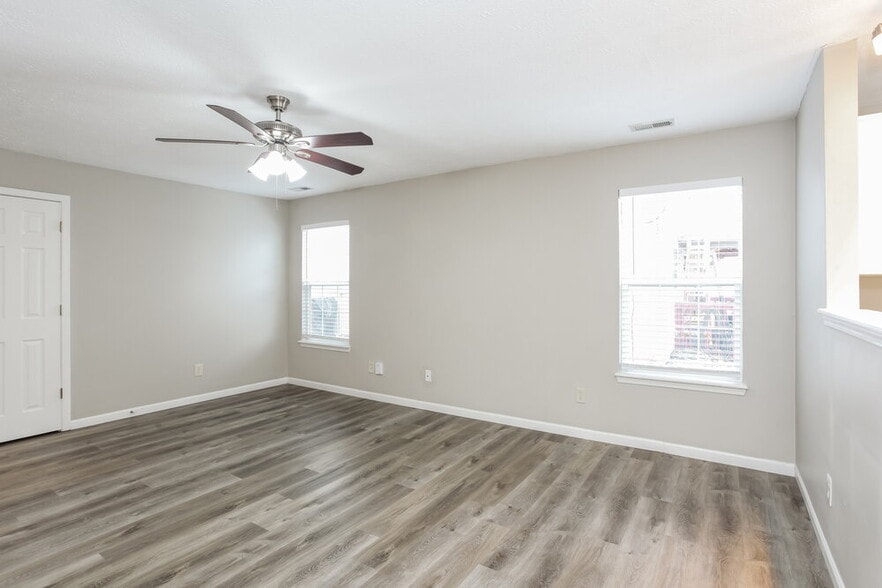 Building Photo - 1120 Central Park Blvd N