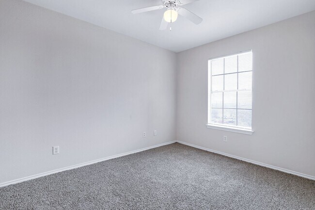 Building Photo - 5815 Golf Bend