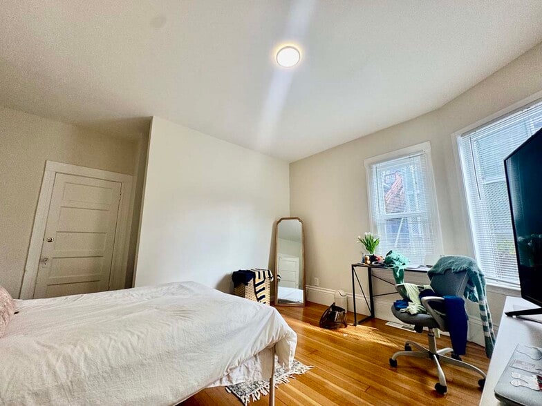 Building Photo - 2209 Haste St