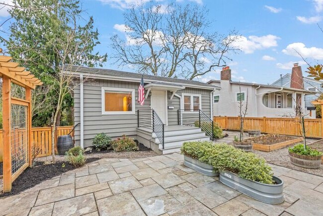 Building Photo - Charming Cottage in West Seattle's Highly ...