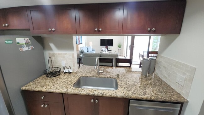 Building Photo - 1915 Lavers Cir