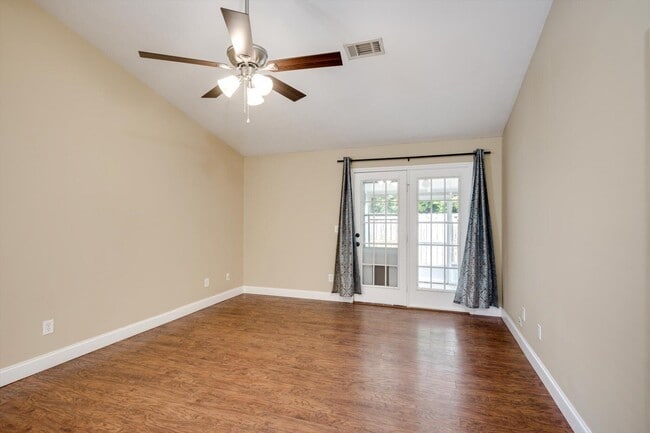 Building Photo - 153 Photinia Dr
