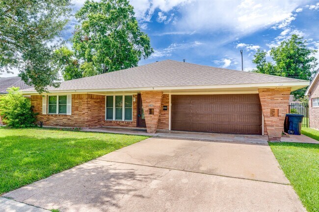 Primary Photo - 4025 Silverwood Dr
