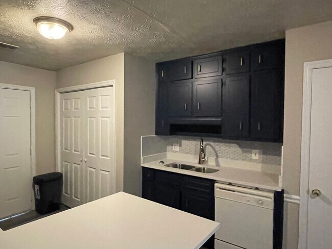 Building Photo - 5381-5383 Ridgemere Ct