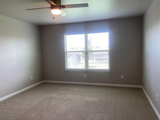 Building Photo - 4 BEDROOM CORNER LOT
