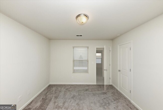 Building Photo - 541 Tulip Ln