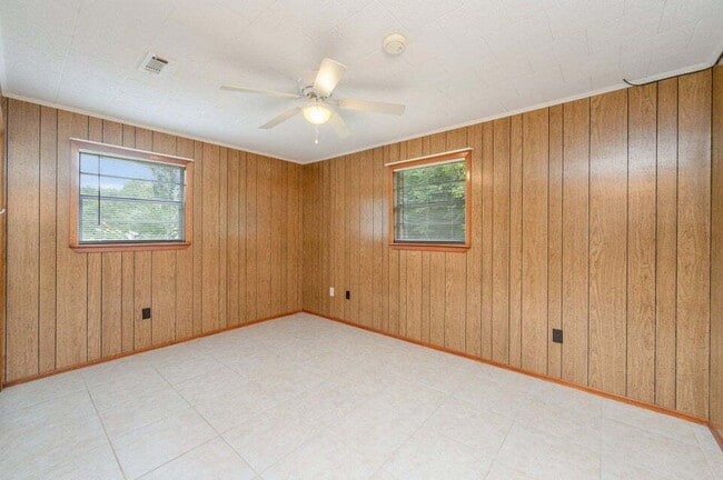 Building Photo - Charming brick home ready for move in!