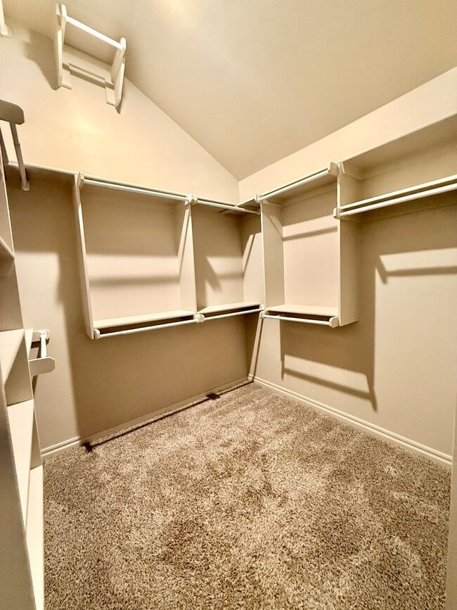 Building Photo - Gorgeous Newer Build! 3 Bed 2 Bath in Deer Creek Schools