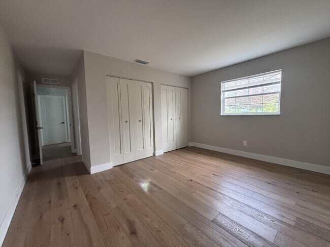 Building Photo - 1160 E 12th St