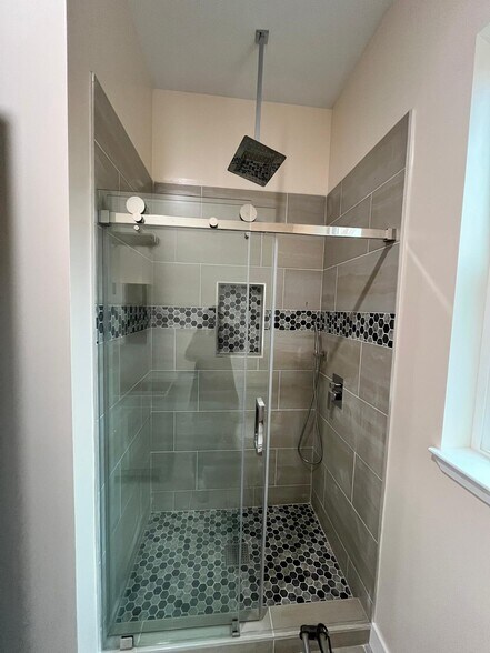 bathroom- shower - 994 Helen Ave