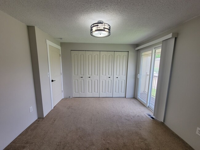 Building Photo - Townhome with Community Pool and Private P...