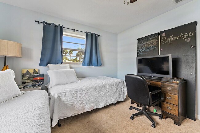 Building Photo - 5854 SE Orange Blossom Trail