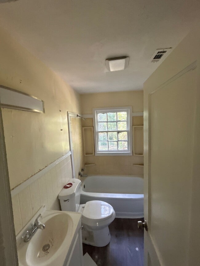 Building Photo - 421 Fielding Ave