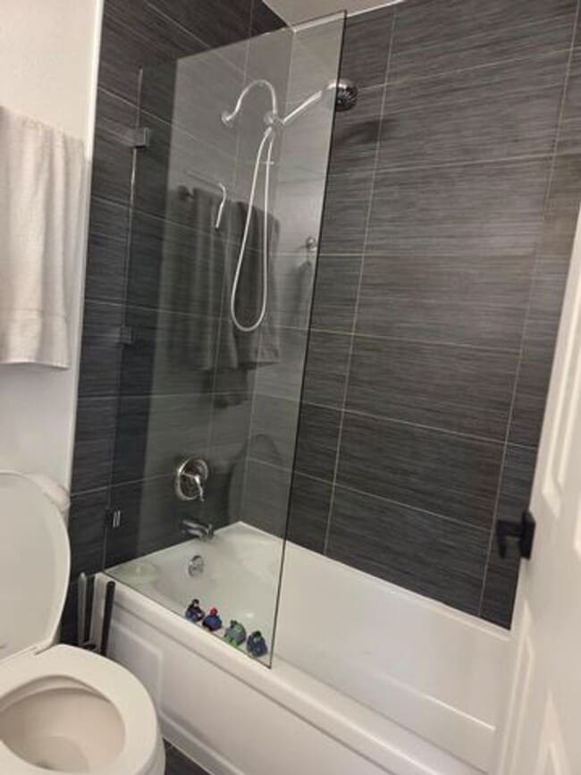 Building Photo - 810 Sandtree Dr