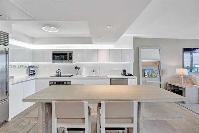 Building Photo - 102 NE 24th St