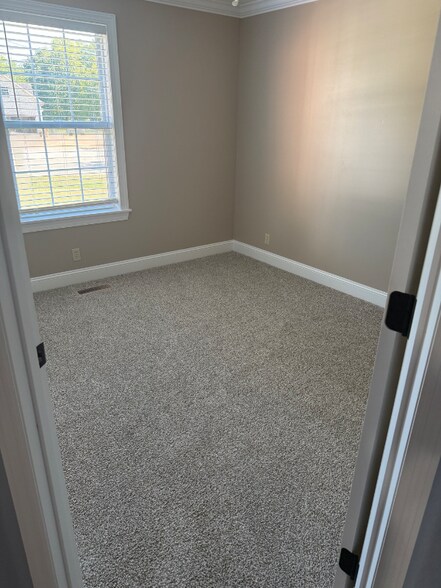 Building Photo - 205 Queens Ln Ct