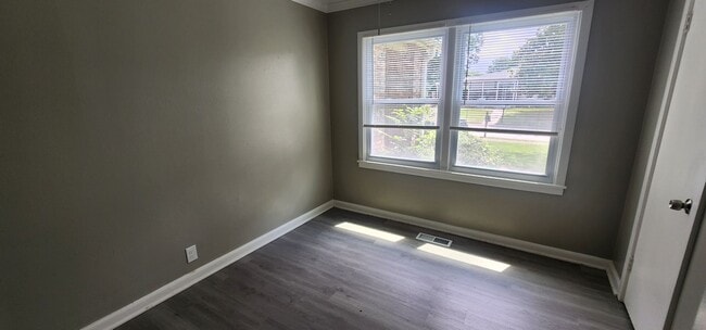 Building Photo - 3 BR/ 1 BA Single Family Home