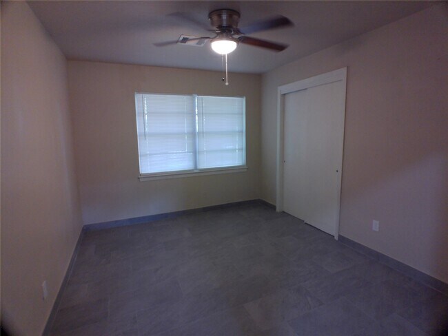 Building Photo - 601 Fresa Rd