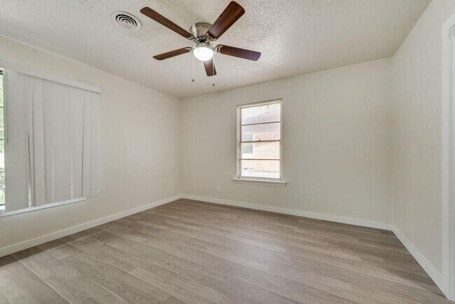 Building Photo - Charming Lease Opportunity in a Convenient Dallas Location!
