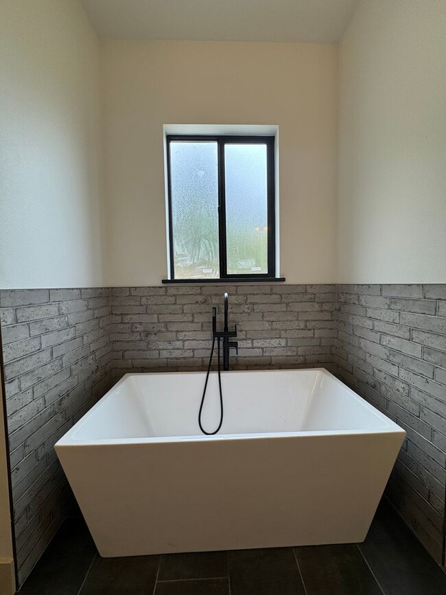 Building Photo - Luxury Rural Home Close to Town for Lease