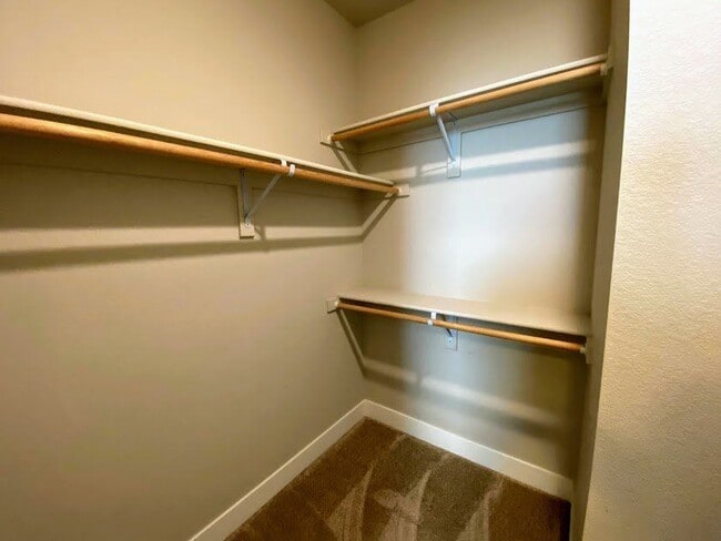 Building Photo - 5447 Valentia St