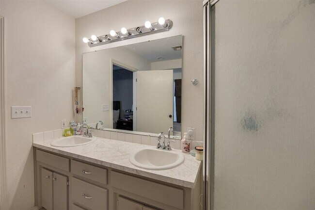 Building Photo - 205 Lincoln St