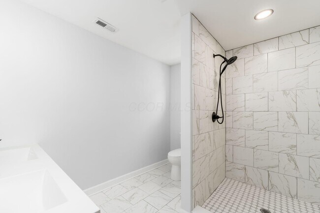 Building Photo - 905 Carpenter St