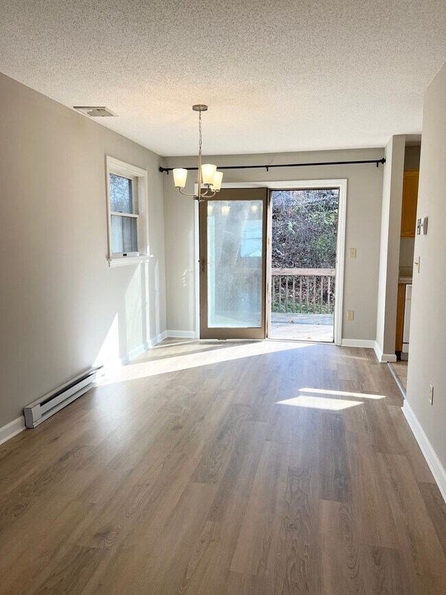 Building Photo - Rarely available Lake Vista Townhouse - en...
