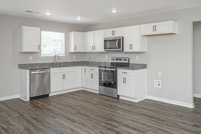 Building Photo - 700 Woodland Cir