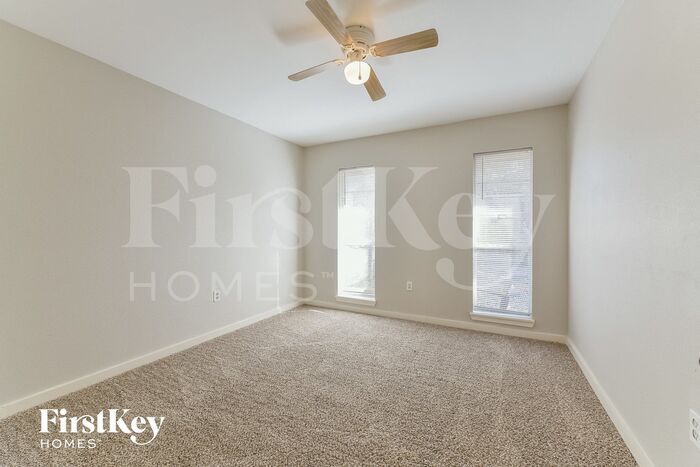 Building Photo - 214 Oakwood Dr