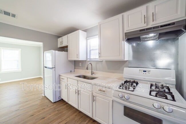 Building Photo - 2731 Menchaca St