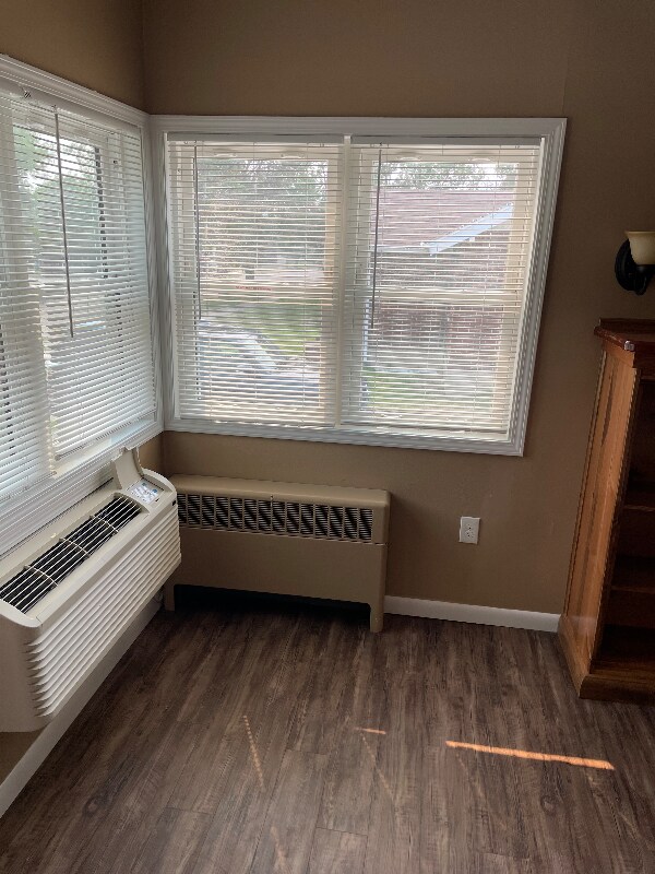 Building Photo - 915 1st St W