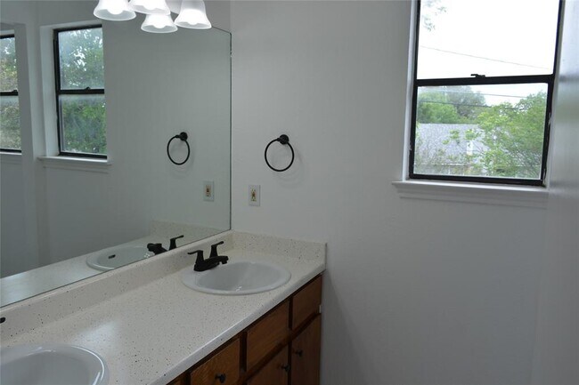 Building Photo - 1207 Crupp Ct