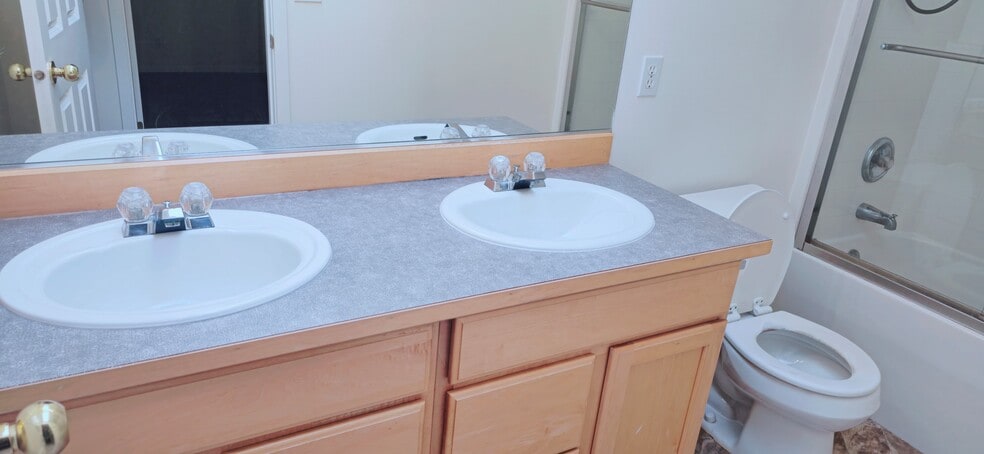 Building Photo - 10824 NE 144th Ct