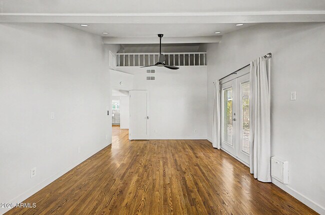 Building Photo - 521 W Mariposa St