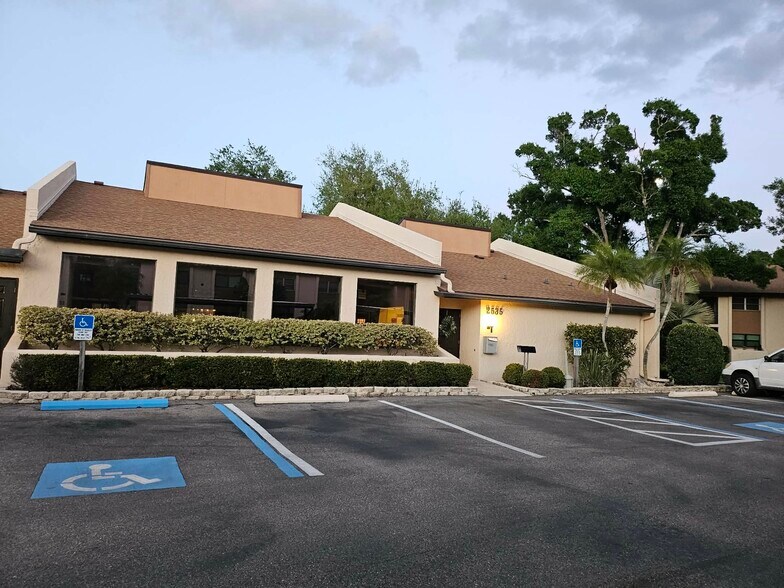 Building Photo - 2612 Clubhouse Dr