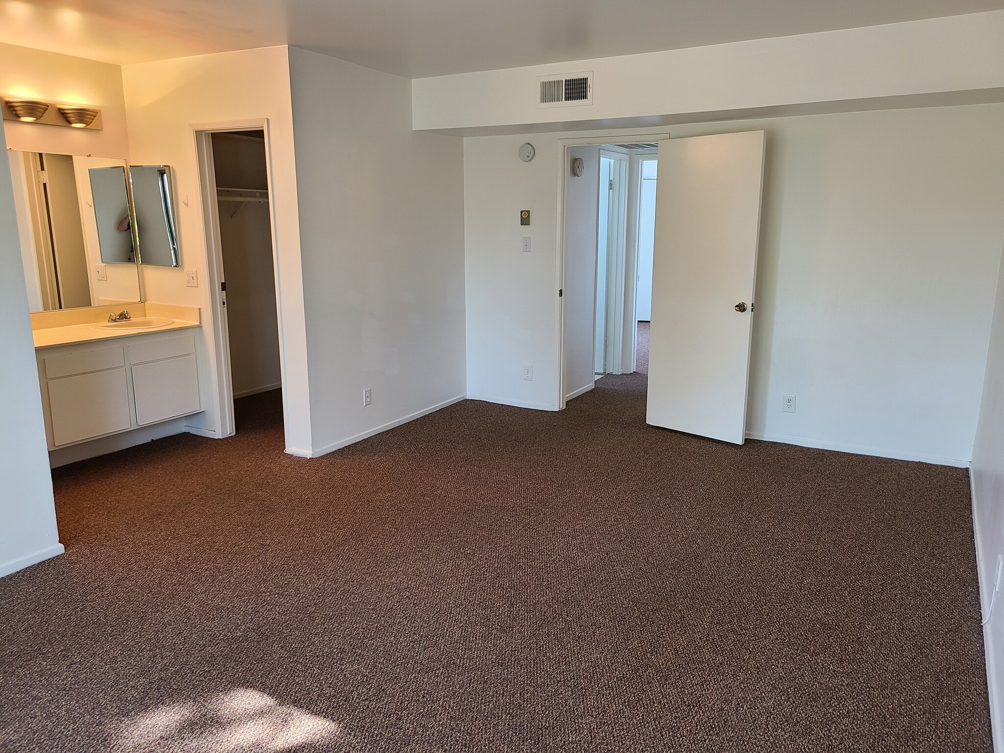 Master Bedroom - 440 Veteran Ave