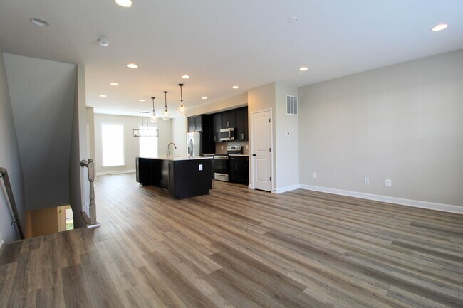 Building Photo - 3 bedroom town home with a finished basement and garage located in popular Preston Lakes