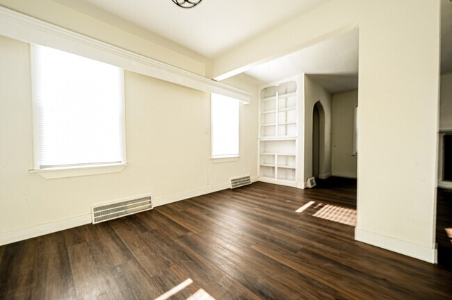 Building Photo - 15829 Minock St