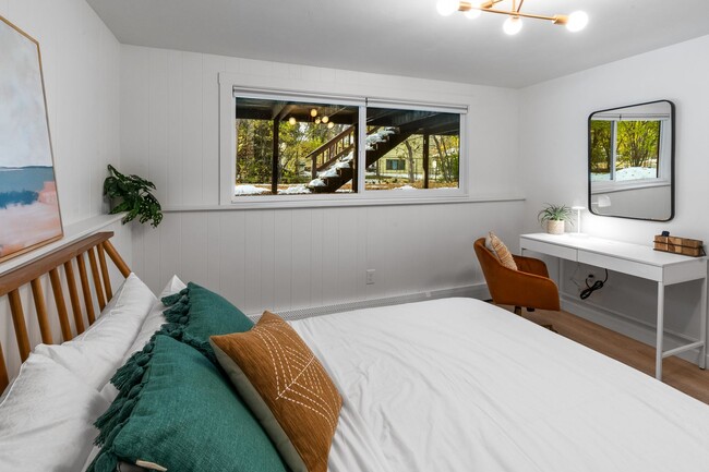 Building Photo - Stylish & Turnkey Furnished 2-BR Daylight Basement Apartment – Utilities + Wi-Fi Included