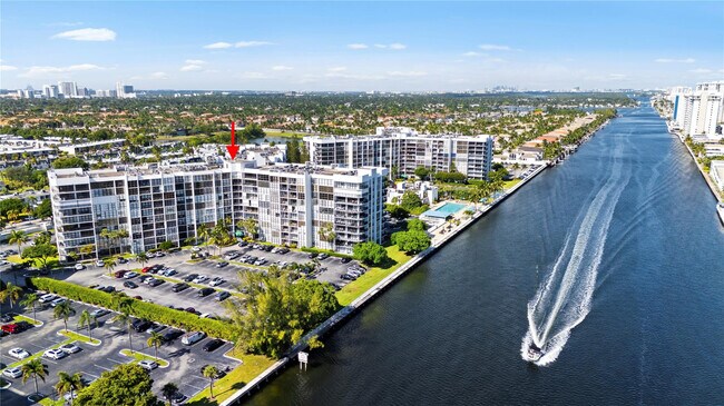 Building Photo - 800 Parkview Dr