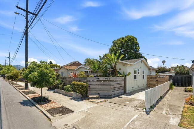 Building Photo - Beautiful Spacious 3-bedroom 2-Bath Home in Berkeley!