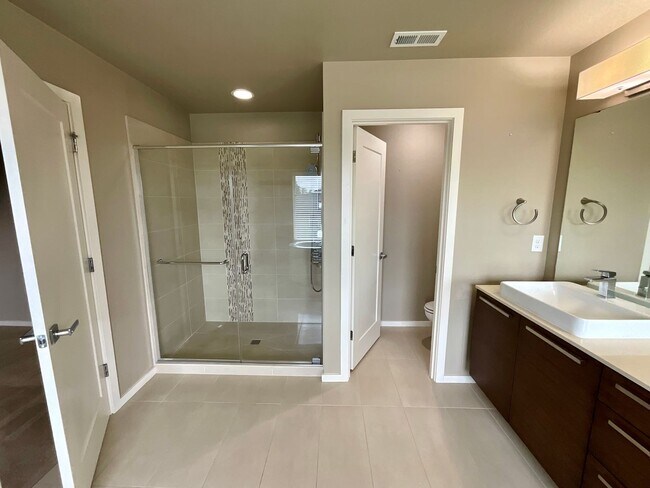 Building Photo - Beautiful and Spacious 4 Bedroom Home in M...