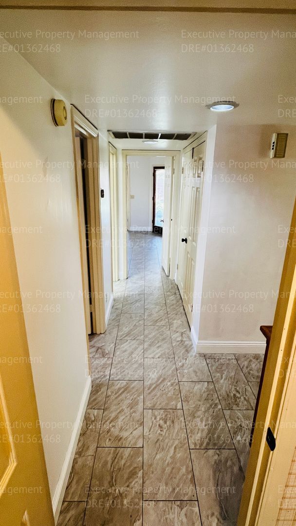 Building Photo - 3 bedroom/ 2 bathroom home located near Old River Rd/ White Ln