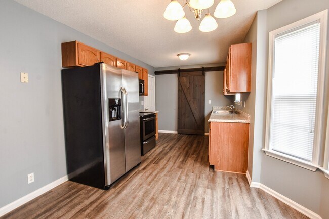 Building Photo - Pet Friendly Three Bedroom with Bonus in S...