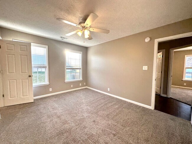 Building Photo - Cozy Single-Family Home with a Fenced Backyard