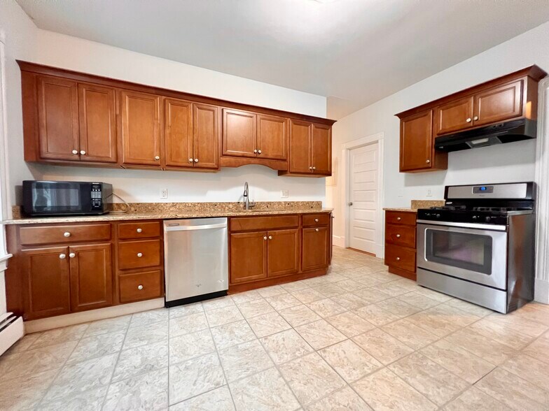 Building Photo - 15 Romsey St